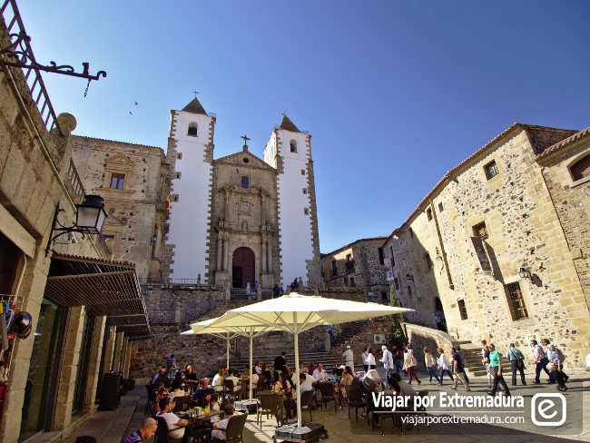 Plaza de San Jorge con la  Iglesia de San Francisco Javier al fondo