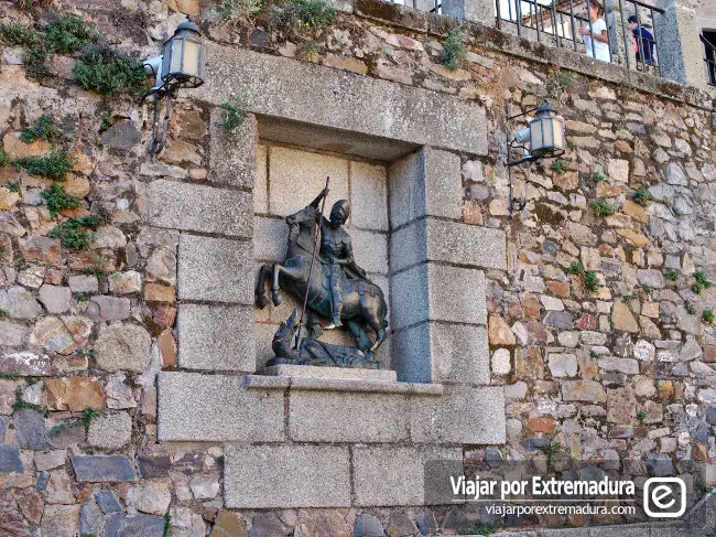 Estatua de San Jorge y el dragón en la Plaza de San Jorge