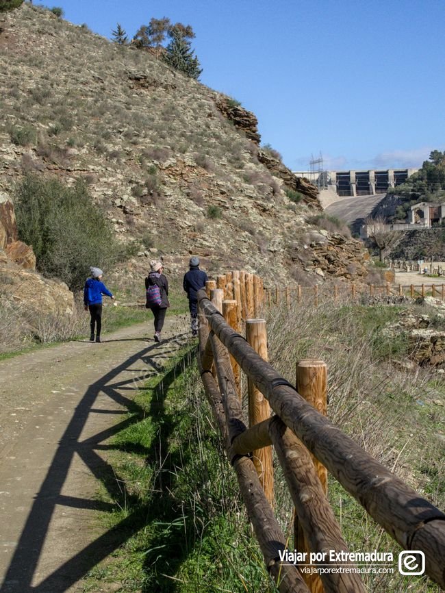 Sendero junto al puente romano de Alcántara
