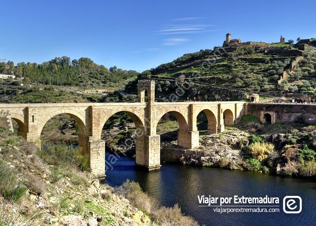 Puente romano de Alcántara y la villa al fondo