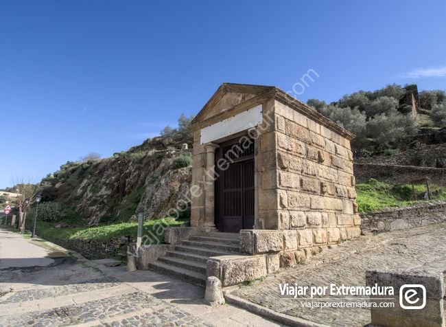 Templete romano en el extremo del puente