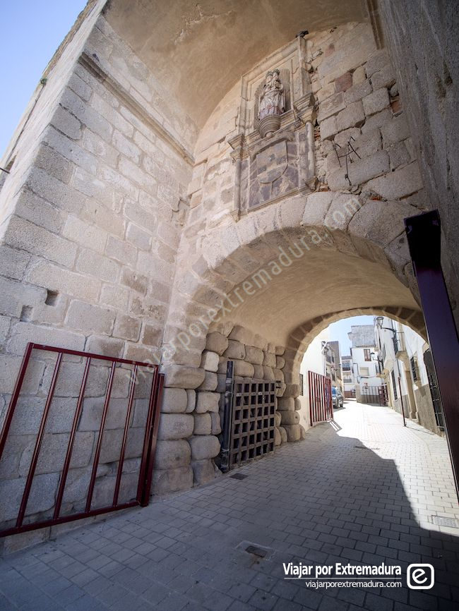 Puerta de la Guía, detalle del escudo 