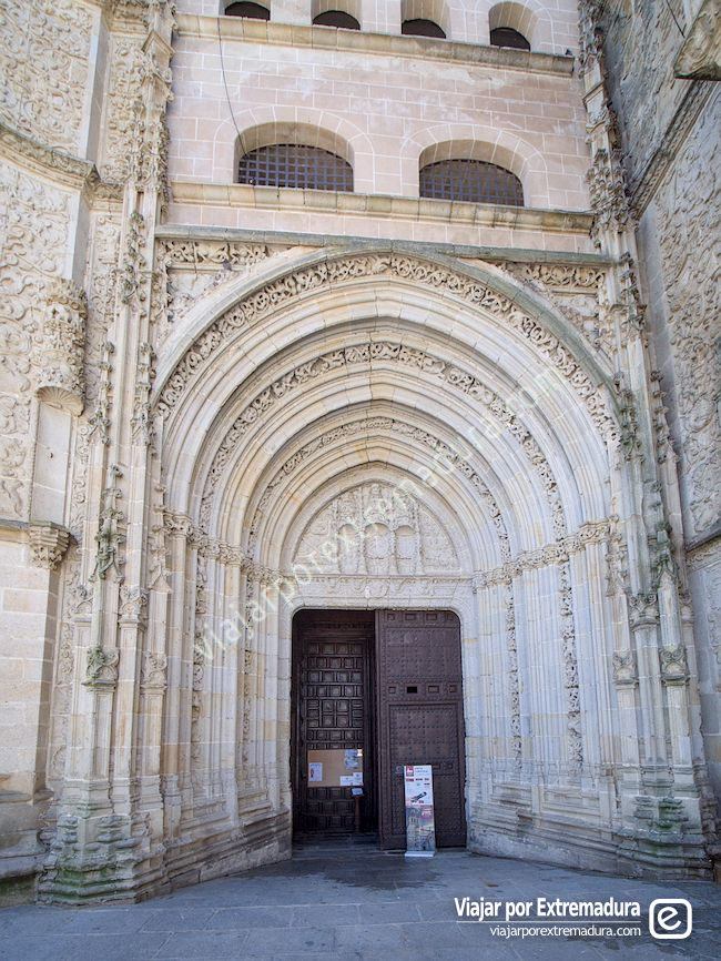 Portada norte de la catedral