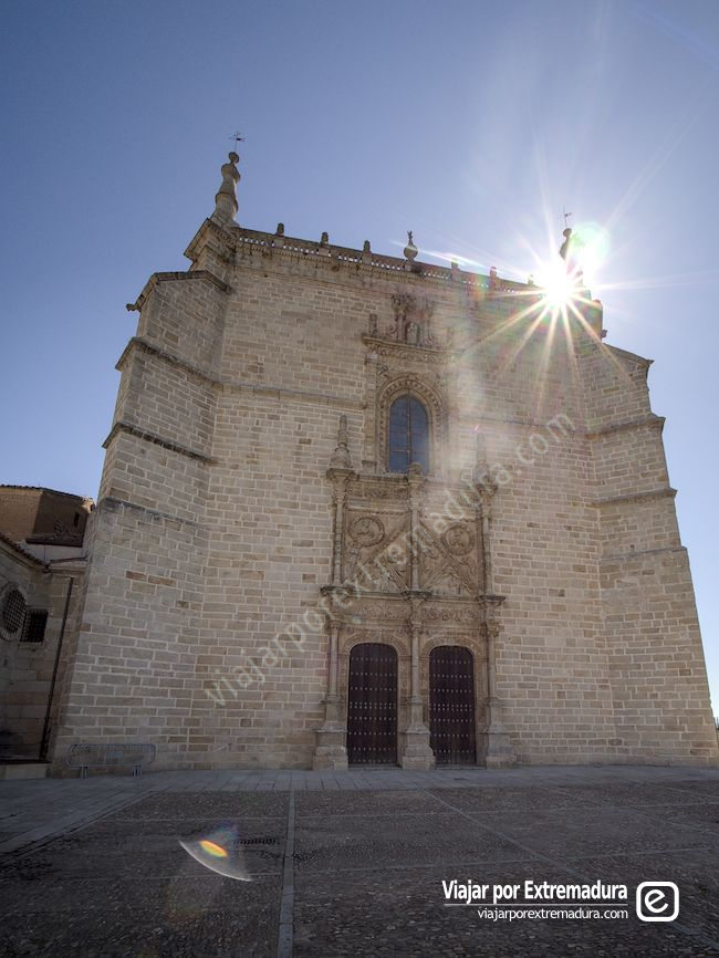 Fachada principal de la catedral de Coria