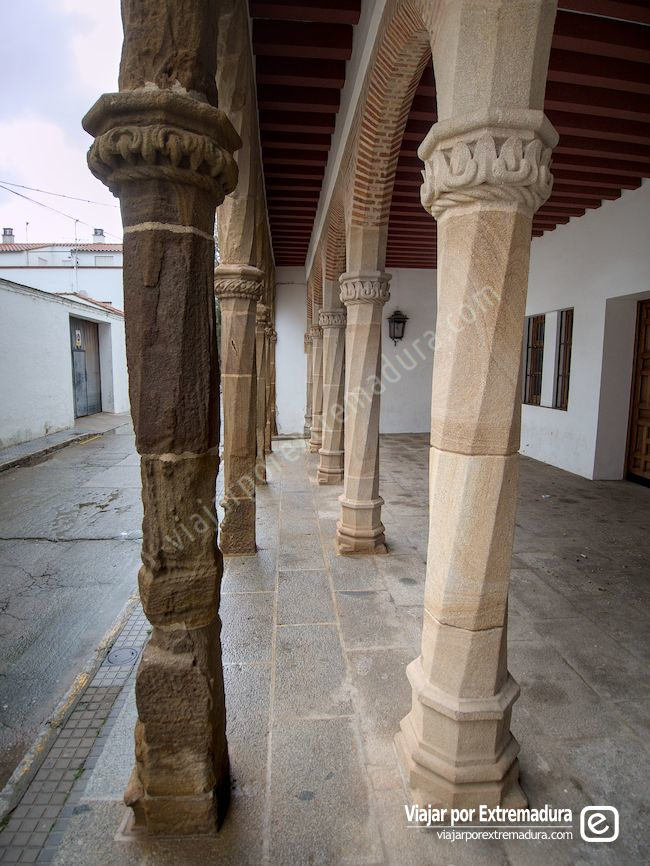 Palacio de los Zapata, columnas entorchadas