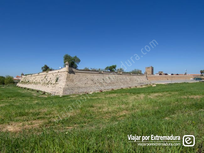 Muralla abaluartada de Olivenza