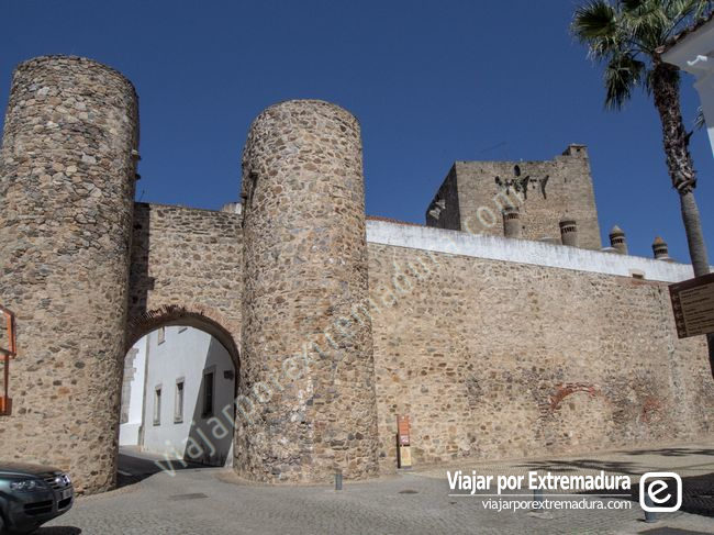 Puerta de Alconchel y, al fondo, la Torre del Homenaje