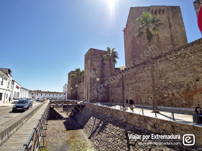 Murallas del castillo a lo largo de la calle