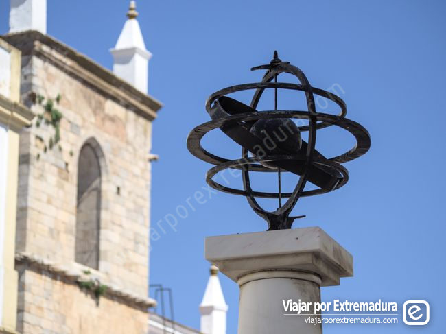 Esfera armilar que representa el pasado luso de Olivenza