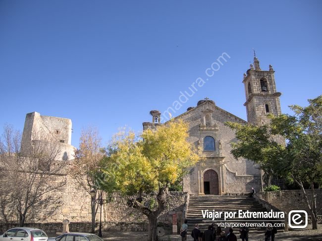 Iglesia de Nuestra Señora de Rocamador y castillo de Valencia de Alcántara