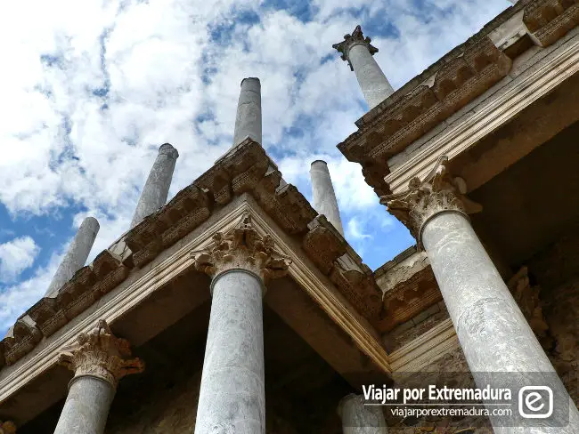 Columnas del frons scenae (frente de escena) del Teatro Romano de Mérida