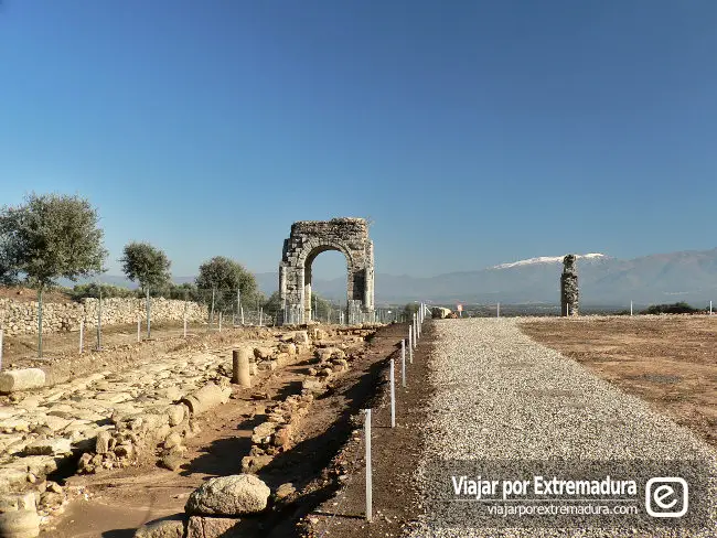 Calzada romana (vía decumana de la ciudad) con el Arco de Cáparra al fondo. 