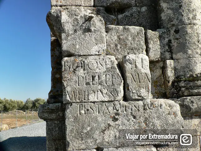 Inscripción en el Arco de Cáparra