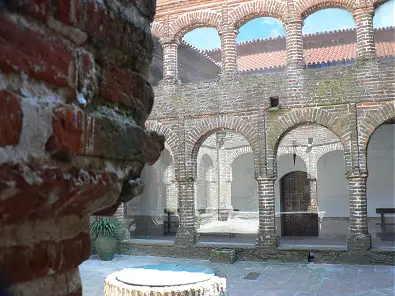 Vista del patio y parte del claustro del Monasterio de Tentudía