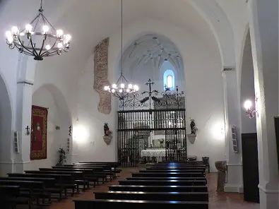 Iglesia del Monasterio de Tentudía con el retablo  de Niculoso Pisano.
