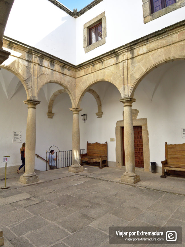 Patio renacentista del Palacio de las Veletas en Cáceres