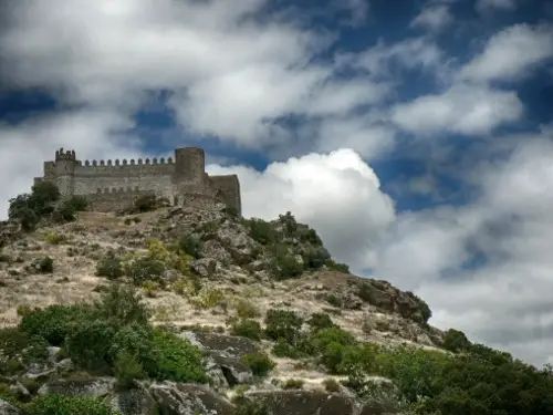 Castillo de Burguillos del Cerro. Viajar por Extremadura