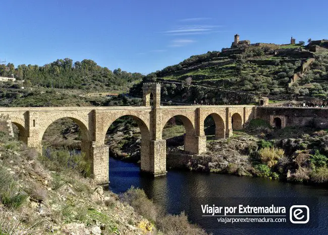 Puente de Alcántara y al fondo la villa de Alcántara