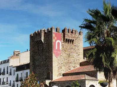 La Torre de Bujaco en la Plaza Mayor de Cáceres