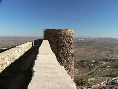Torres defensivas en la muralla del Castillo de Feria. Viajar por Extremadura