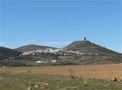 Castillo de Feria. Vista del cerro sobre el que se asienta el castillo.