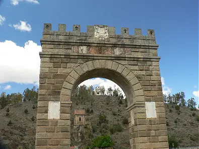 Arco del Triunfo del Puente de Alcántara. Viajar por Extremadura