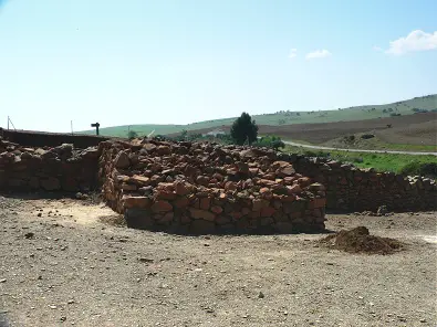 Yacimiento de los Castillejos. Torreón rectangular unido a la muralla