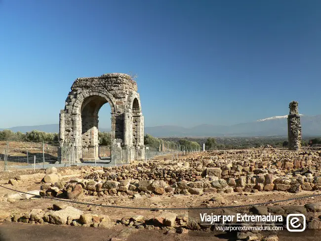 Qué ver en Extremadura - Arco romano de Cáparra
